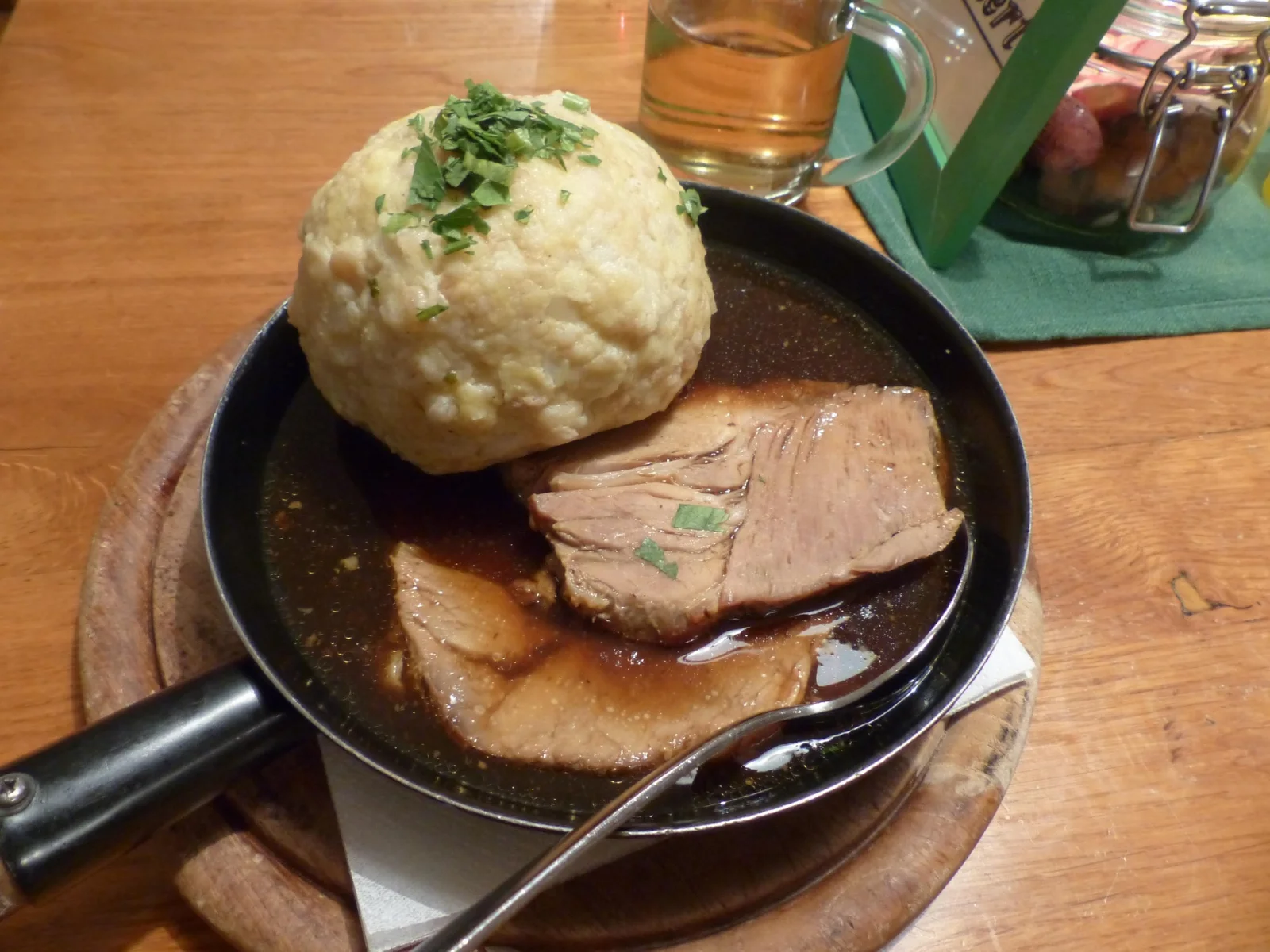 Schweinebraten mit Semmelknödel & Sauerkraut