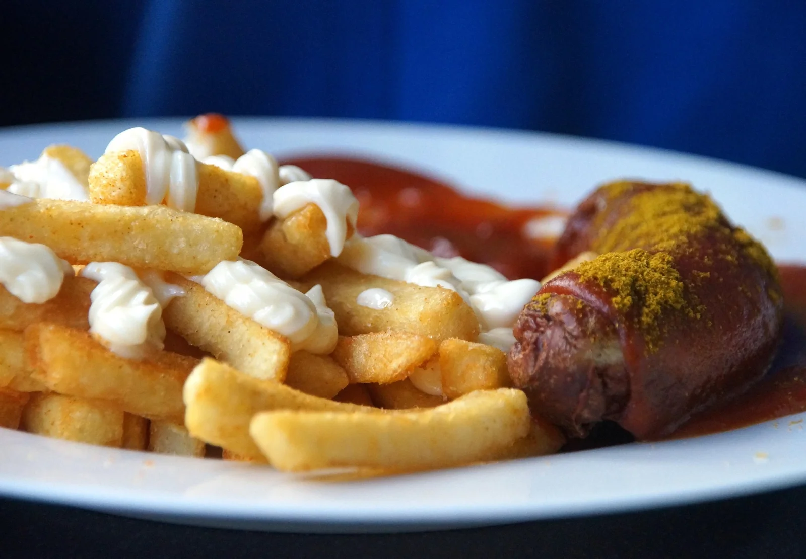 Currywurst mit Pommes