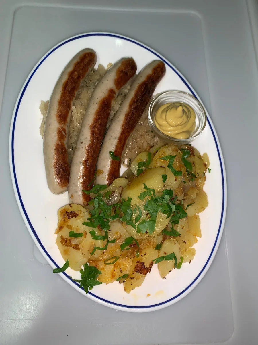 Bratwürschen mit Bratkartoffeln